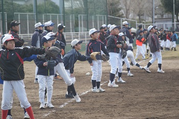 小学生のソフトボール教室を開催 法人会リレーニュース 全国法人会総連合